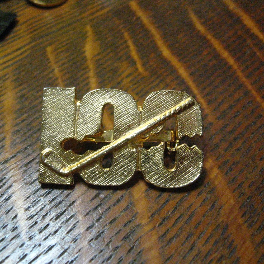 ⛳️ Golfing Broke 100 Score Vintage Lapel Pin Brooch